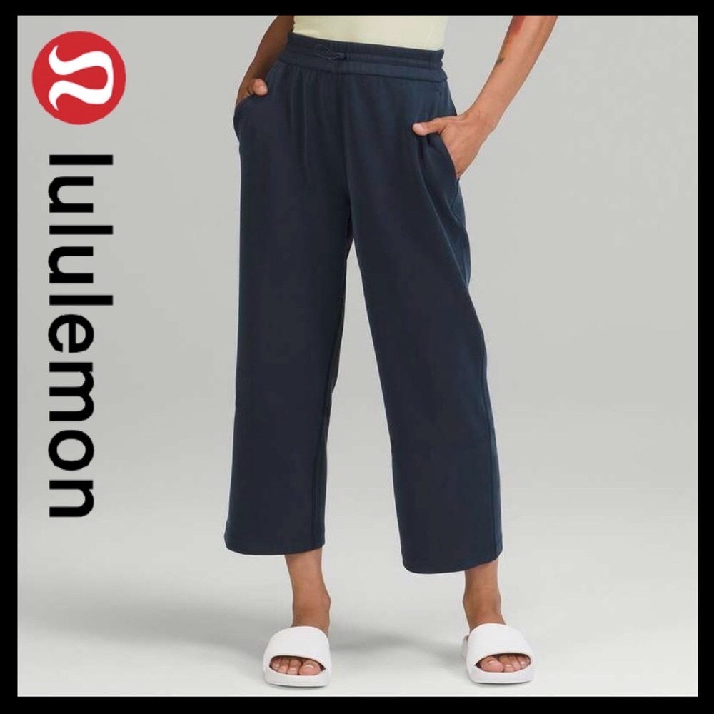 Lululemon Women’s Softstreme High-Rise Straight Leg Crop Pant True Navy Size (4)